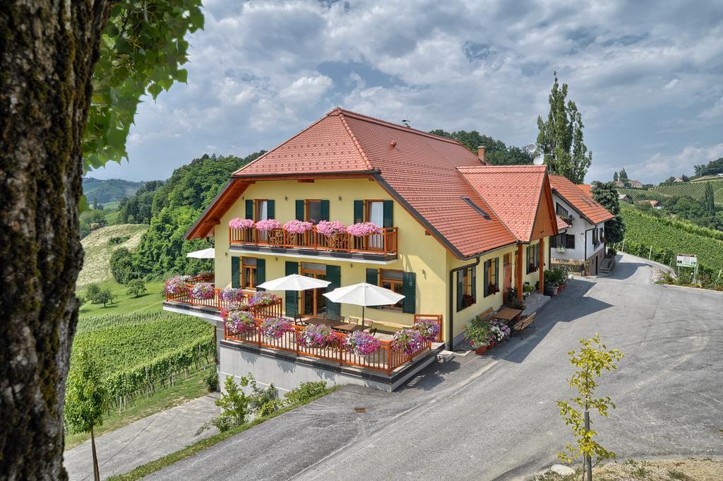 Farm Stay Jarc Vineyard Svecina Екстер'єр фото